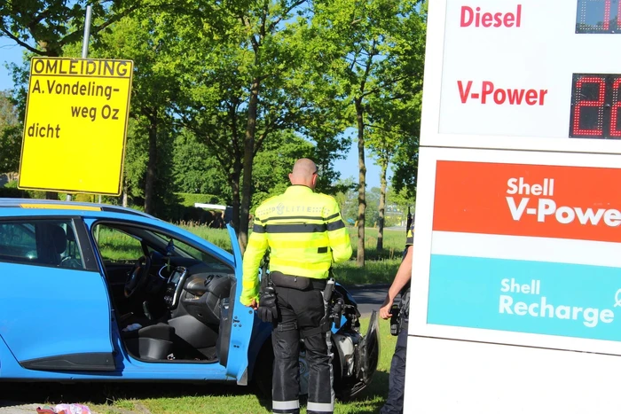 Ongeluk op rotonde leidt tot controle in ambulance
