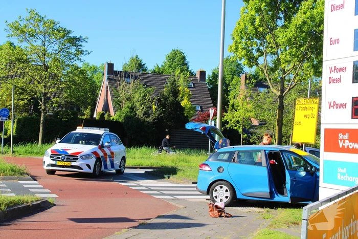 Ongeluk op rotonde leidt tot controle in ambulance
