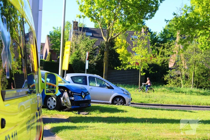 Ongeluk op rotonde leidt tot controle in ambulance
