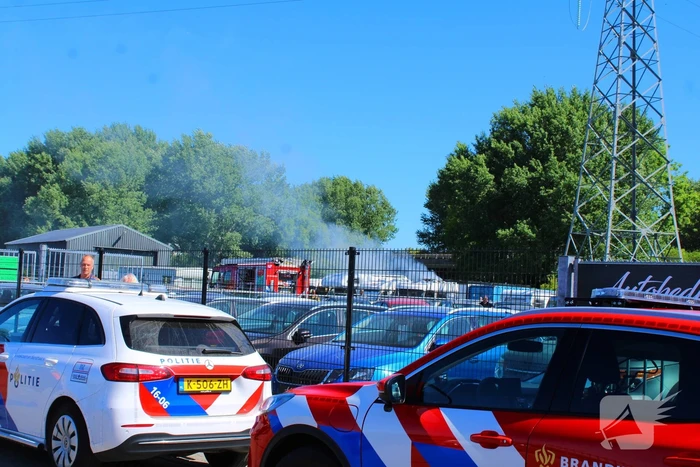 Brand in loods zorgt voor flinke rookontwikkeling