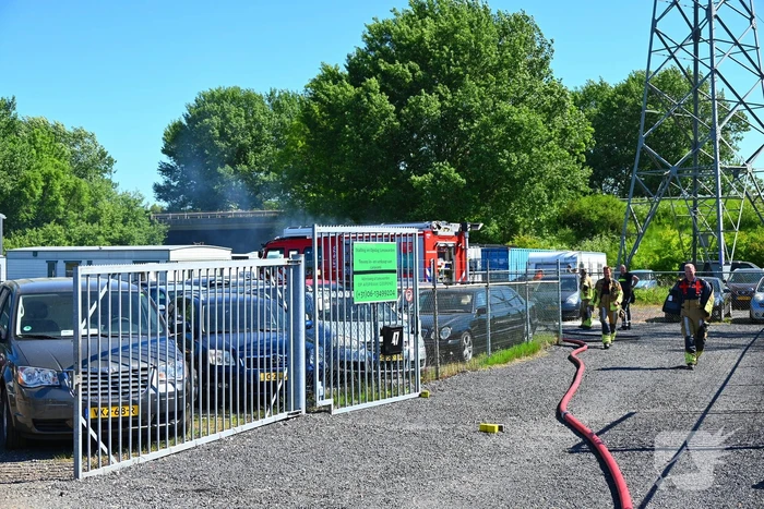 Brand in loods zorgt voor flinke rookontwikkeling