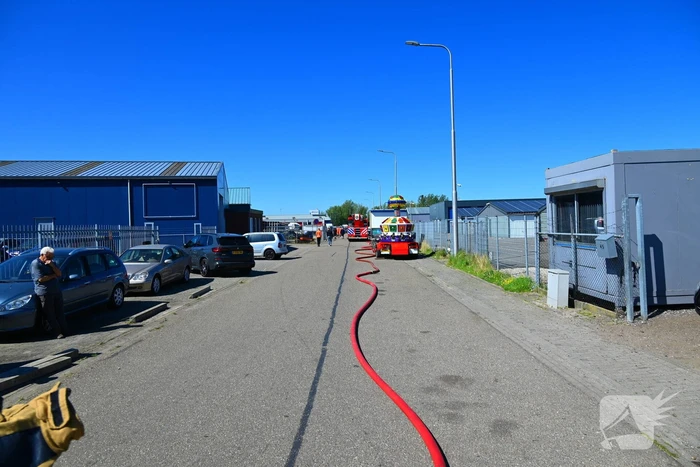 Brand in loods zorgt voor flinke rookontwikkeling