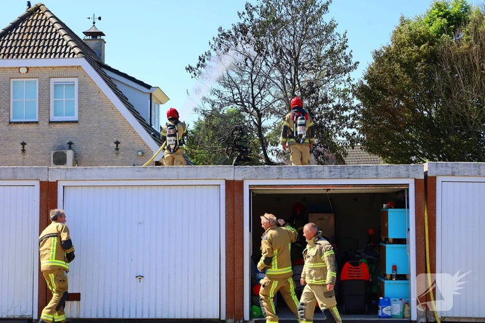 Brandweer blust schuurbrand