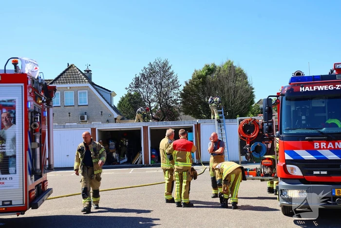 Brandweer blust schuurbrand