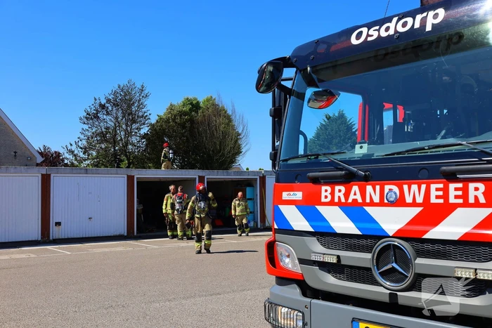 Brandweer blust schuurbrand