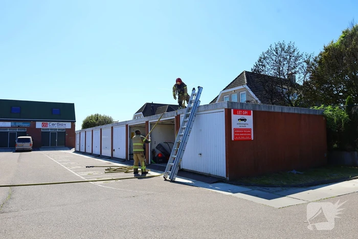 Brandweer blust schuurbrand