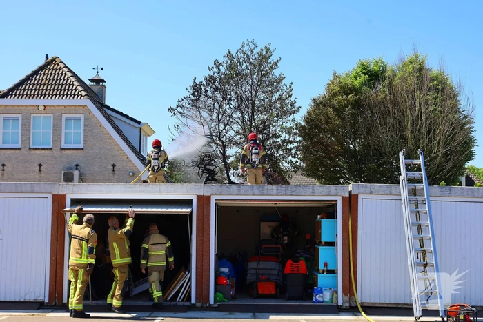 Brandweer blust schuurbrand