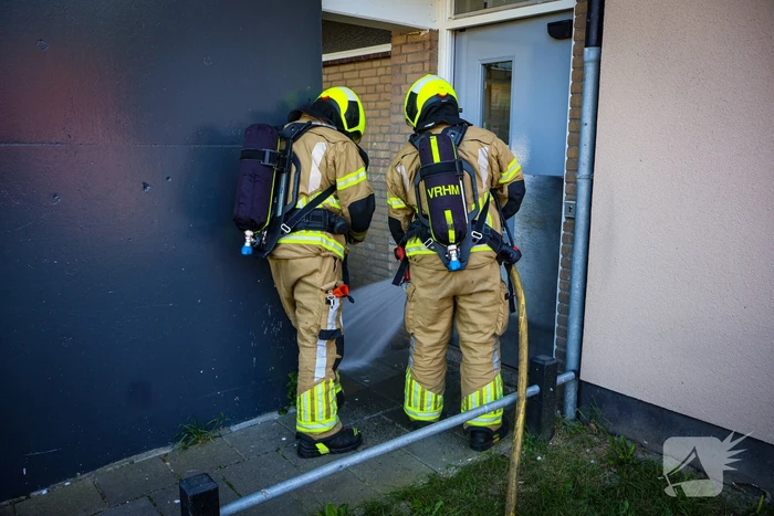 Buitenbrand zorgt voor brandlucht in woning