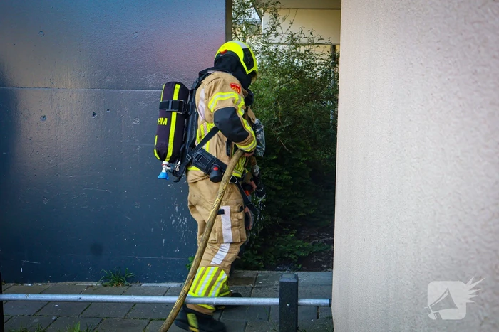 Buitenbrand zorgt voor brandlucht in woning
