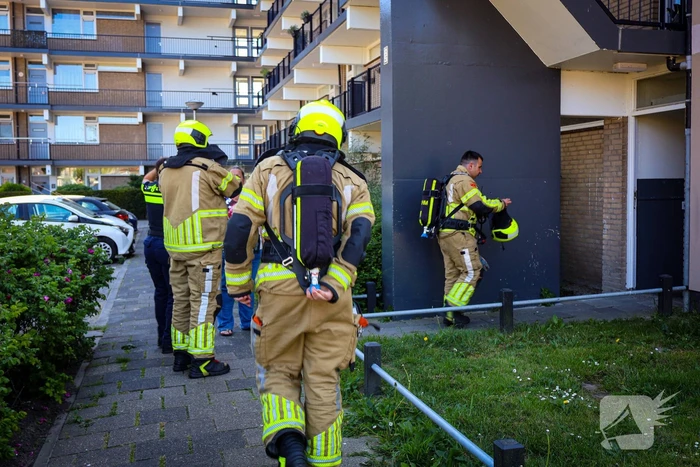Buitenbrand zorgt voor brandlucht in woning