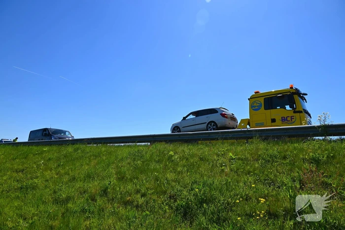 Kop-staartbotsing in staart file eerdere aanrijding