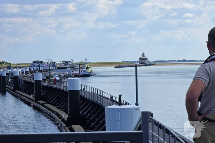 Schip maakt water, brandweer pompt ruim leeg