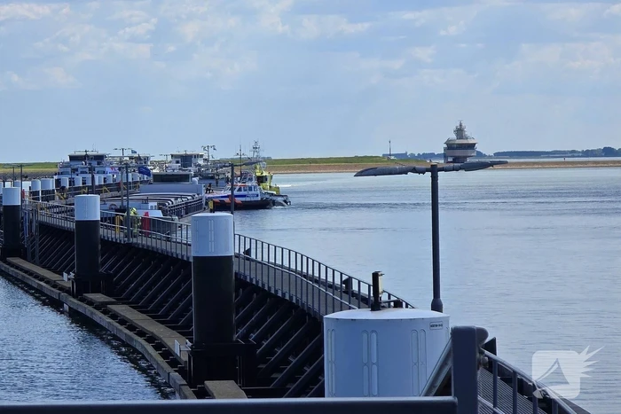 Schip maakt water, brandweer pompt ruim leeg