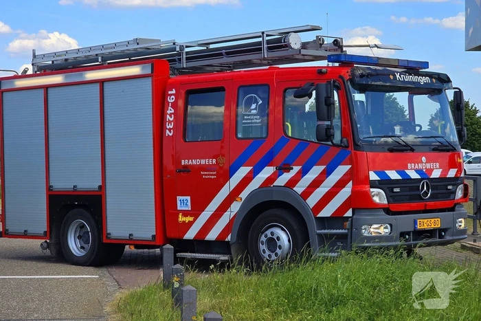Schip maakt water, brandweer pompt ruim leeg