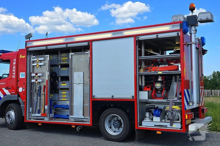 Schip maakt water, brandweer pompt ruim leeg