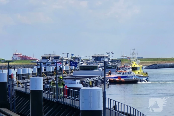 Schip maakt water, brandweer pompt ruim leeg