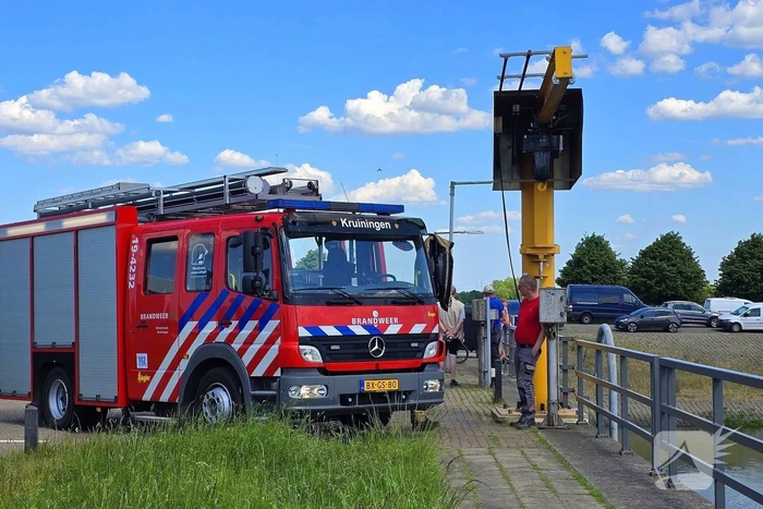 Schip maakt water, brandweer pompt ruim leeg