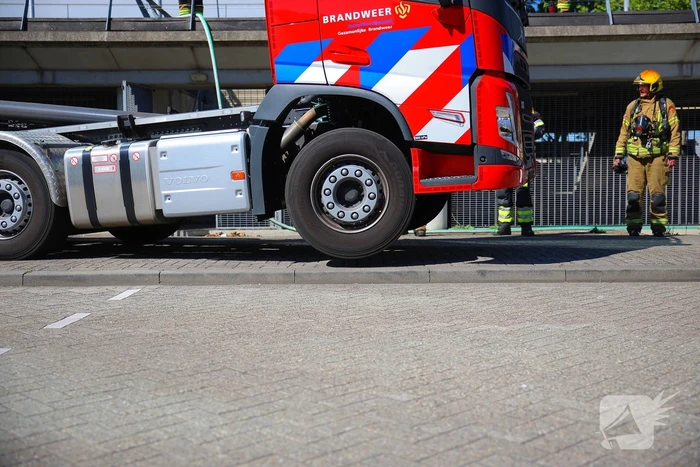 Vlammen slaan uit grote afvalcontainer