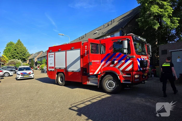 Schutting naast woning in brand