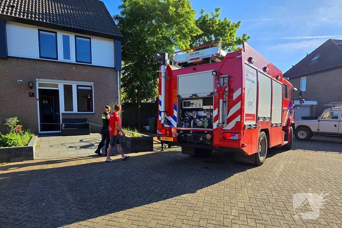 Schutting naast woning in brand