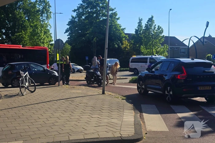 Scooterrijder aangereden op beruchte rotonde