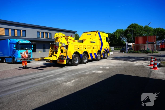Vrachtwagenlek leidt tot wegafzetting