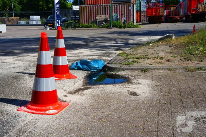 Vrachtwagenlek leidt tot wegafzetting
