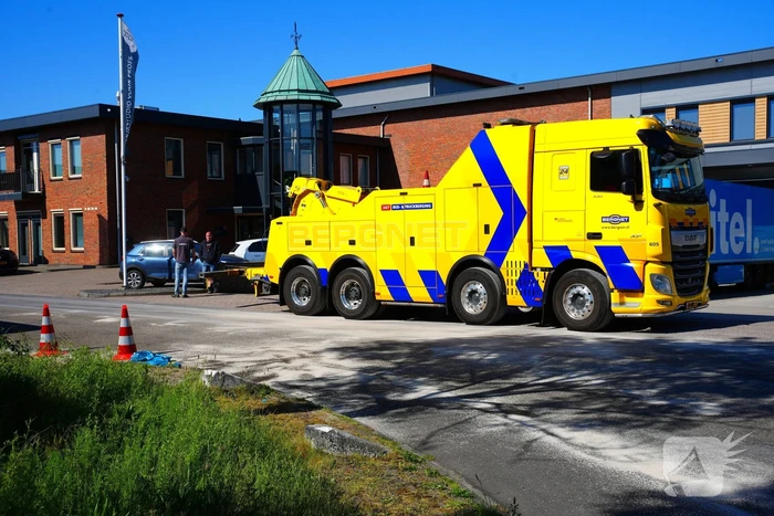 Vrachtwagenlek leidt tot wegafzetting
