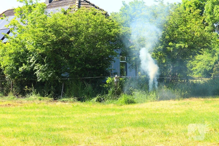 Brand in bosschage slaat over op gebouw