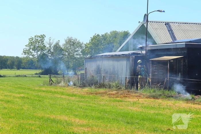Brand in bosschage slaat over op gebouw