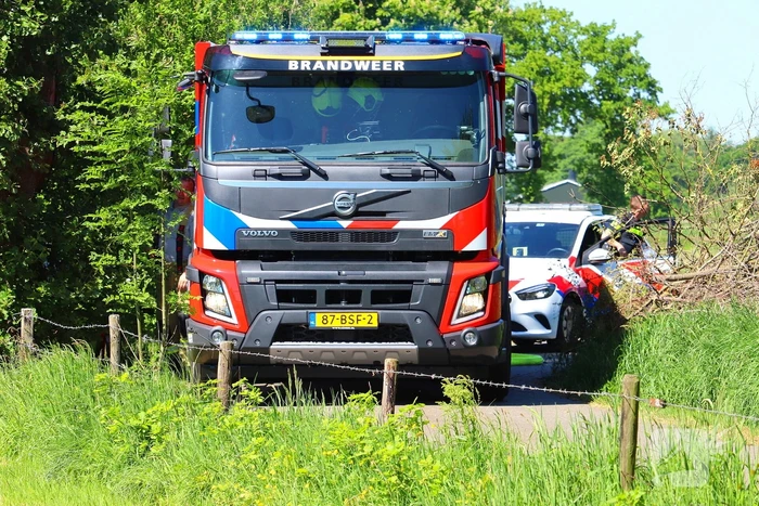 Brand in bosschage slaat over op gebouw