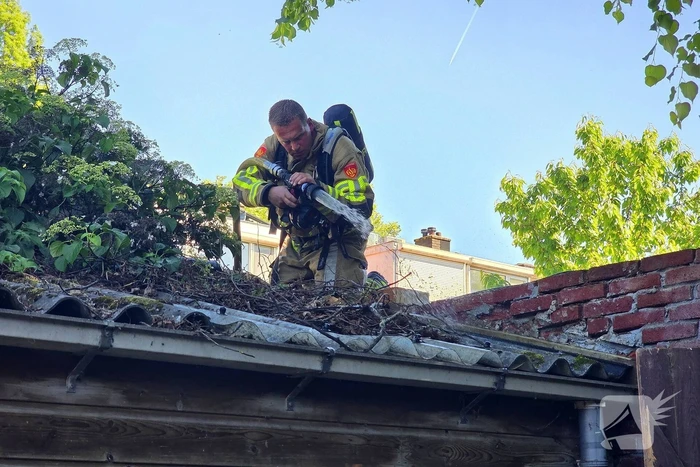 Brandweer blust brand in dak