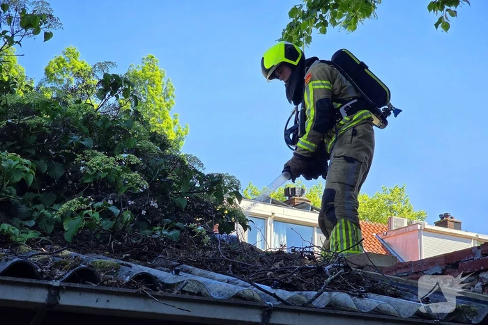 Brandweer blust brand in dak
