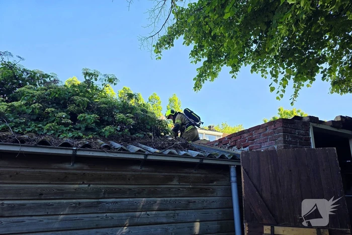 Brandweer blust brand in dak