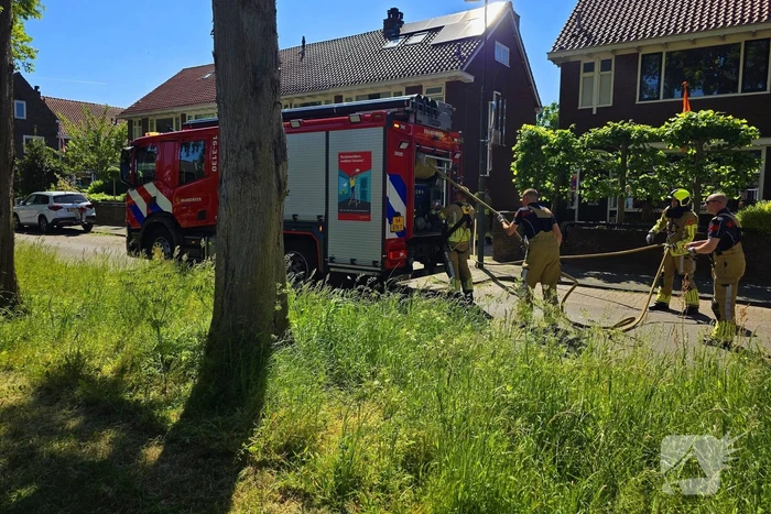 Brandweer blust brand in dak