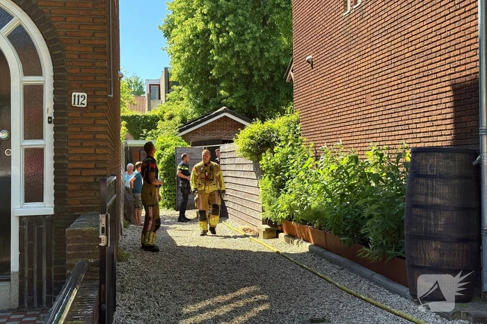 Brandweer blust brand in dak