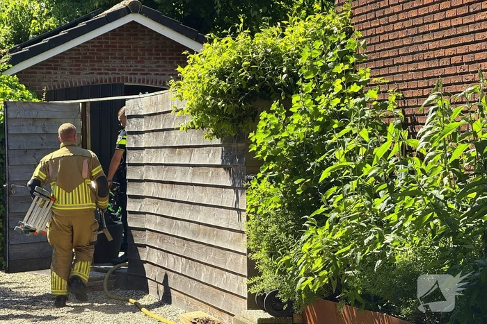 Brandweer blust brand in dak