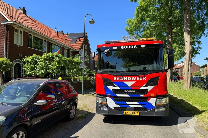 Brandweer blust brand in dak