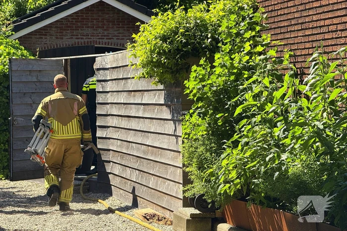Brandweer blust brand in dak