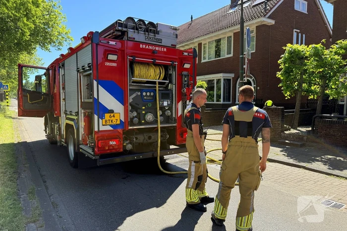 Brandweer blust brand in dak