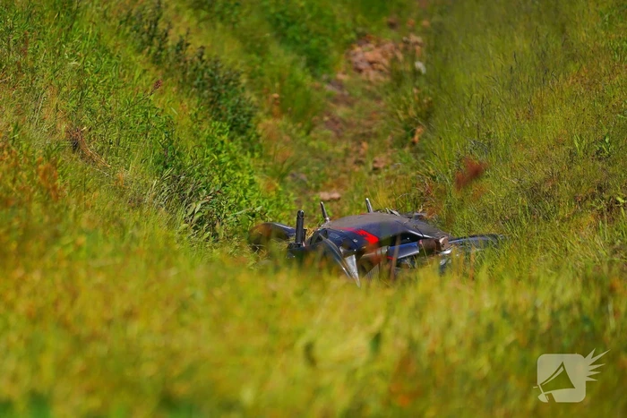 Motorrijder afgesneden door auto en belandt in sloot, veroorzaker rijdt door