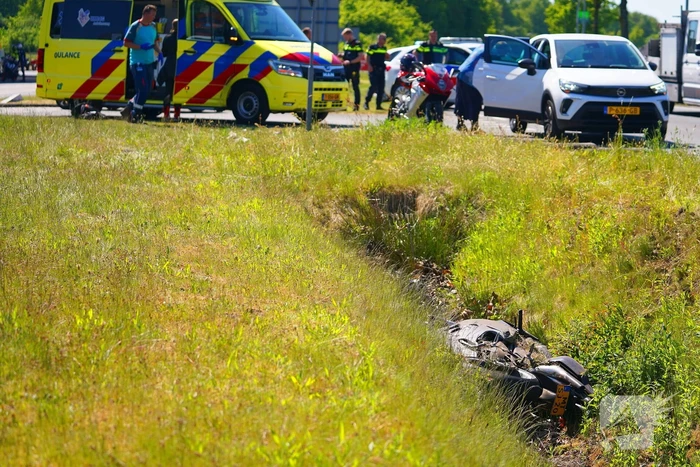Motorrijder afgesneden door auto en belandt in sloot, veroorzaker rijdt door