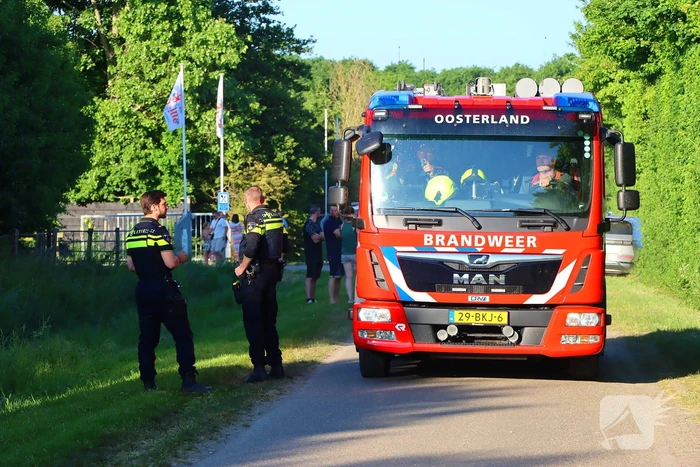 Bomen en pipowagen in brand