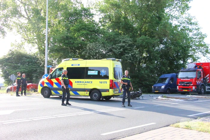 Weg afgesloten na aanrijding tussen motorrijder en aanhanger