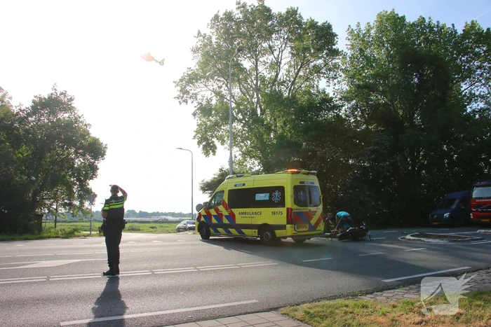 Weg afgesloten na aanrijding tussen motorrijder en aanhanger