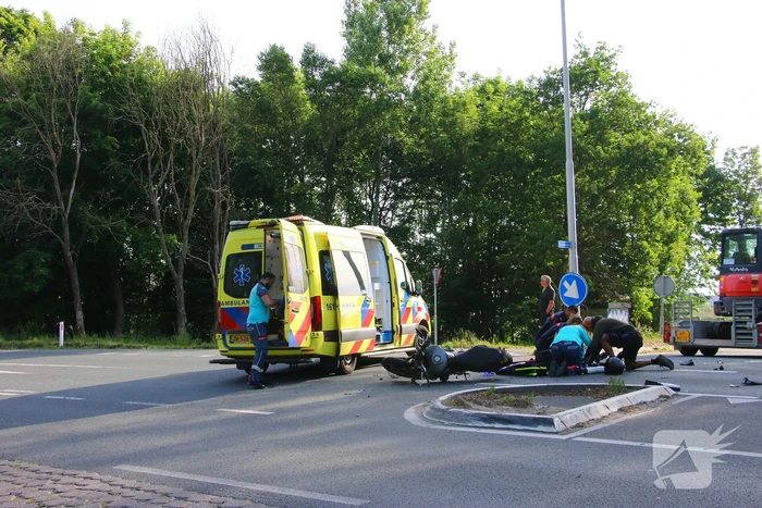 Weg afgesloten na aanrijding tussen motorrijder en aanhanger