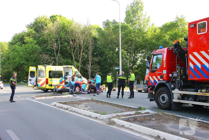 Weg afgesloten na aanrijding tussen motorrijder en aanhanger