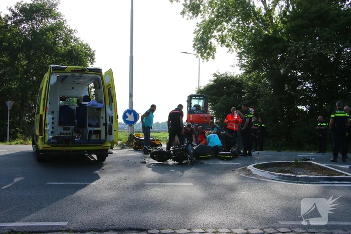 Weg afgesloten na aanrijding tussen motorrijder en aanhanger