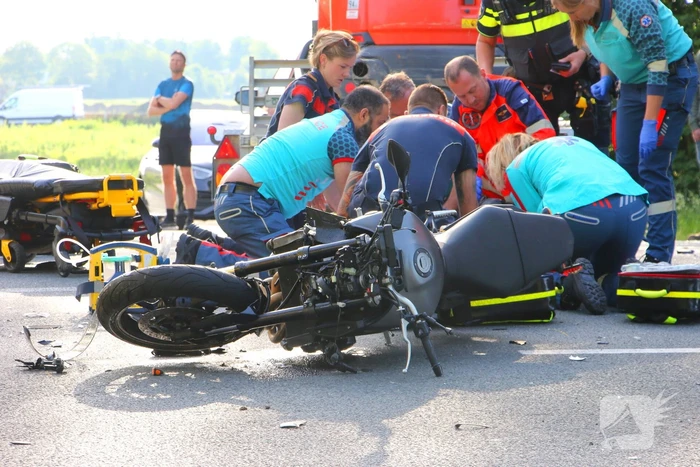 Weg afgesloten na aanrijding tussen motorrijder en aanhanger