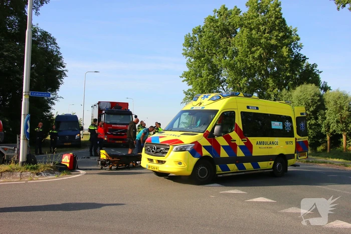 Weg afgesloten na aanrijding tussen motorrijder en aanhanger